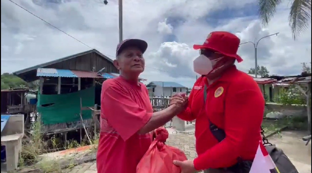 Personel BINDA Kepri menyerahkan bantuan paket sembako kepada masyarakat di pulau Ngenang. Foto: Istimewa