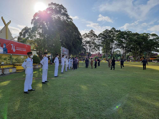 Bupati Kotawaringin Barat, Nurhidayah, mengukuhkan petugas pengibaran dan penurunan sang merah putih kabupaten Kotawaringin Barat 2021. Foto: Kalson P. Sianipar.