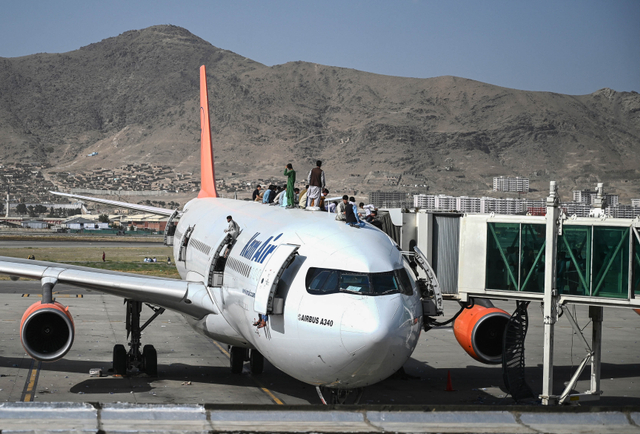 Warga afghanistan jatuh dari pesawat