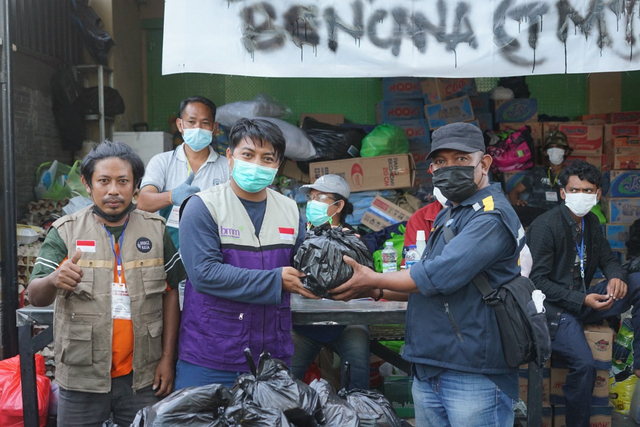 123 paket sembako, pakaian, dan air mineral telah disalurkan untuk korban musibah kebakaran yang terjadi di wilayah Jl. Muh Tahir, Kelurahan Jongaya, Kota Makassar