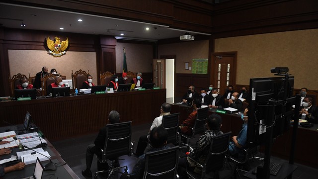 Sejumlah terdakwa kasus dugaan korupsi Asabri mengikuti sidang perdana di Pengadilan Tipikor, Jakarta, Senin (16/8/2021). Foto: ANTARA FOTO/Akbar Nugroho Gumay