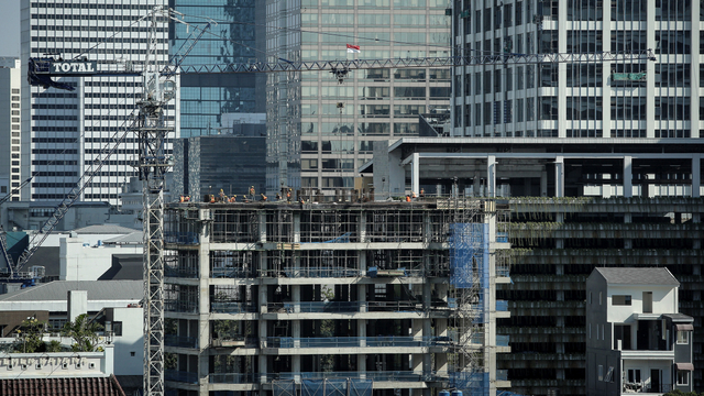 Pekerja menyelesaikan proyek pembangunan gedung bertingkat di Jakarta, Senin (16/8/2021). Foto: Dhemas Reviyanto/ANTARA FOTO