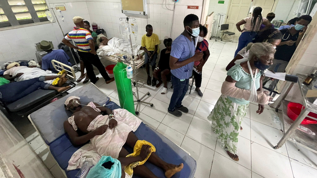 Sejumlah pasien dirawat di rumah sakit setelah gempa berkekuatan 7,2, di Les Cayes, Haiti, Senin (16/8). Foto: Ricardo Arduengo/REUTERS