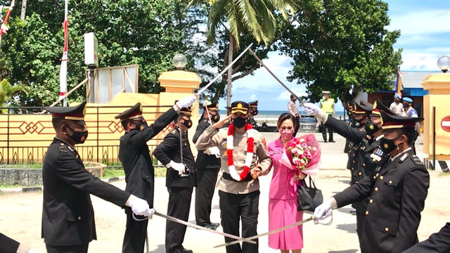 Kapolres Kaimana AKBP I Ketut Widiarta S.IK, MH bersama Istri ketika Disambut Dengan Tradisi Pedang Pora