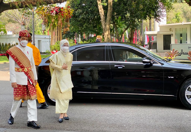 Presiden Joko Widodo dan Iriana Joko Widodo tiba di Istana Merdeka. Presiden Jokowi mengenakan pakaian adat Lampung, sementara Ibu Negara mengenakan kain songket. Foto: Laily Rachev/Biro Pers Sekretariat Presiden