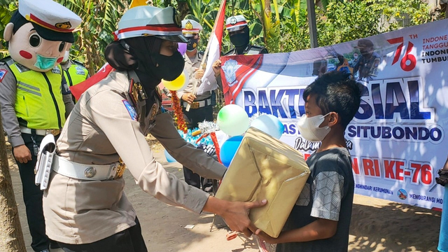 Polisi Peduli Bantu dan Borong Dagangan Akbar Bocah Penjual Kue Keliling