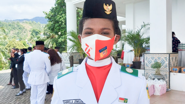 Gabriella Jomilena, Paskibraka pembawa baki bendera di upacara HUT ke-76 RI di Gedung Negara Dok V Jayapura. (BumiPapua.com/Qadri Pratiwi)