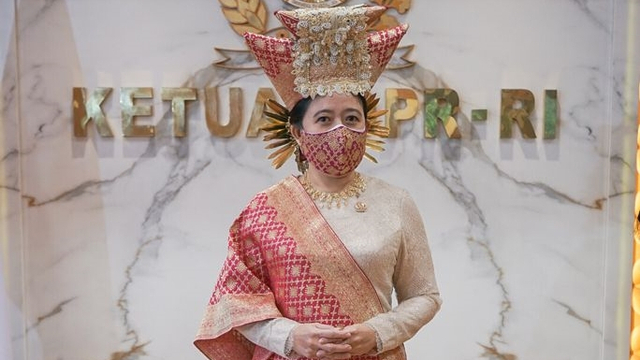 Ketua DPR RI Puan Maharani memakai pakaian tingkuluak balenggek (Minangkabau) yang merupakan pakaian khas daerah Lintau, Tanah Datar, Sumatera Barat. Foto: dok DPR