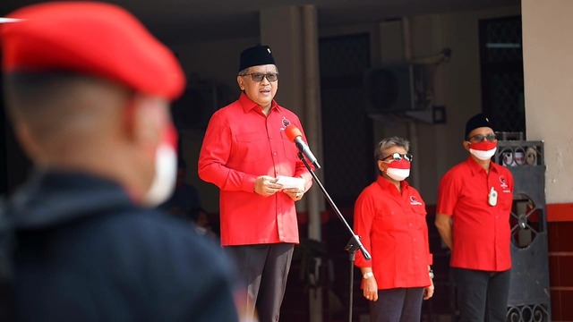 Sekjen PDIP Hasto Kristiyanto hadir fisik dalam upacara hybrid PDIP peringati HUT ke-76 RI. Foto: Dok. PDIP