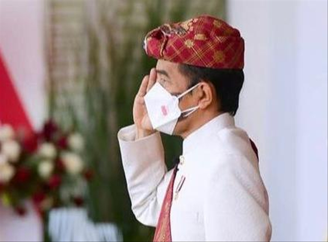 Presiden Jokowi mengenakan kiket Lampung, Selasa (17/8) | Foto : Ist