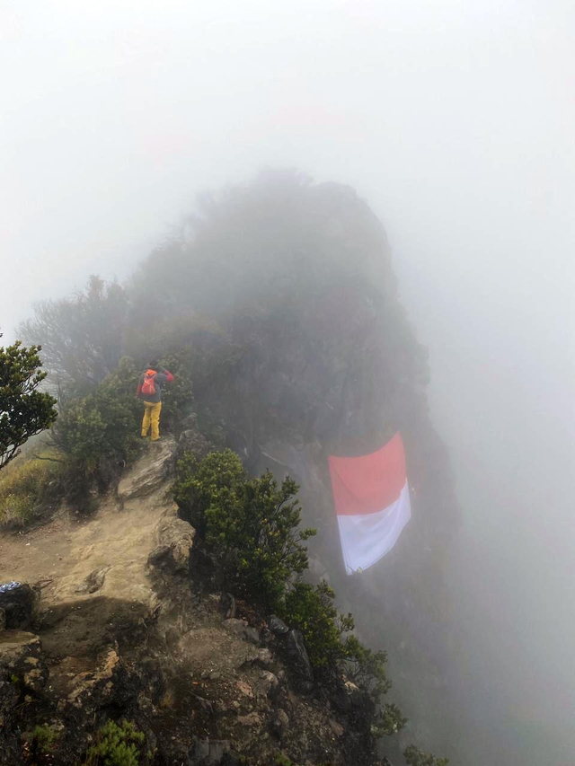 Pengibaran bendera merah putih sukses dilakukan di puncak Gunung Ciremai Kabupaten Kuningan, Jawa Barat. (Foto: BPBD Kuningan)