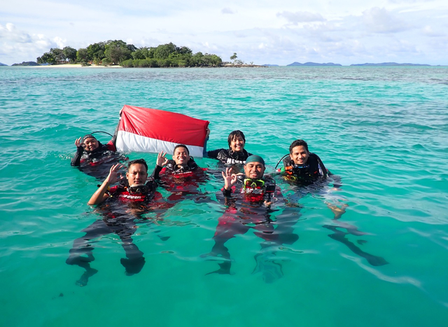 Foto: Aksi Menjaga Ekosistem Karang dan Kibarkan Merah Putih di Laut Anambas (286916)