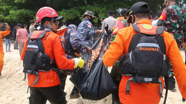 Tim SAR Gabungan mengevakuasi korban tenggelam yang ditemukan meninggal di Pantai Lampuuk, Aceh Besar, Selasa (17/8). Foto: Dok. Basarnas Banda Aceh