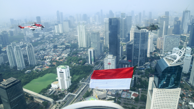 Helikopter TNI AU mengibarkan bendera merah putih raksasa di kawasan Wisma Atlet, Jakarta, Selasa (17/8/2021). Foto: ANTARA FOTO/HO/Dispenau/ADA/aww