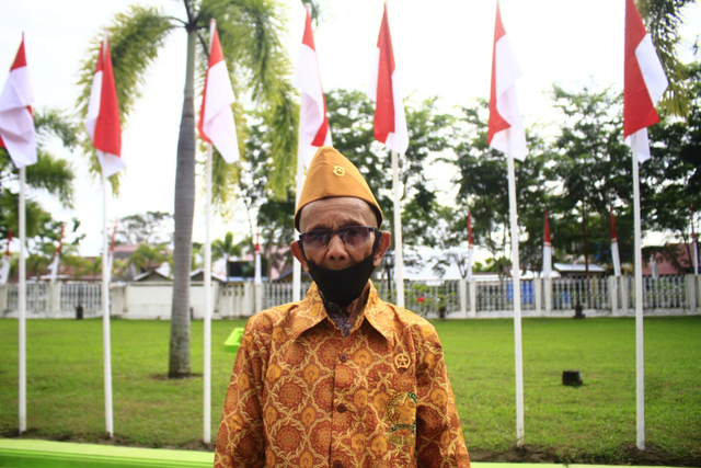 Muhammad Daud Agam, veteran yang kini berusia 91 tahun pada upacara HUT ke-76 RI di halaman Kantor Bupati Aceh Barat. Foto: Siti Aisyah/acehkini