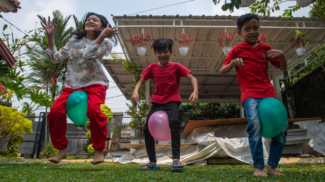 Sejumlah bocah mengikuti lomba lompat balon untuk memeriahkan hari ulang tahun (HUT) ke-76 kemerdekaan Republik Indonesia (RI) di salah satu rumah di Cimanggu, Bogor, Jawa Barat, Selasa (17/8/2021). Foto: Aditya Pradana Putra/ANTARA FOTO