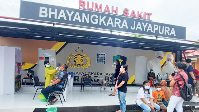 Pemeriksaan swab PCR di RS Bhayangkara Kota Jayapura. (BumiPapua.com/Qadri Pratiwi) 