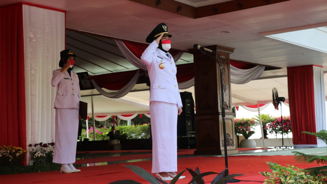 Bupati Bojonegoro, Anna Mu'awanah saat memimpin upacara peringatan Hari Ulang Tahun (HUT) ke-76 Kemerdekaan Republik Indonesia, di Pendopo Pemkab Bojonegoro. (isitmewa)