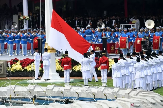 Pasukan Pengibar Bendera Pusaka (Paskibraka) bersiap mengibarkan Bendera Merah Putih saat Upacara Peringatan Detik-Detik Proklamasi 1945 di Istana Merdeka, Jakarta, Sabtu (17/8/2019). ANTARA FOTO/Akbar Nugroho Gumay/foc. (ANTARA FOTO/WAHYU PUTRO A)