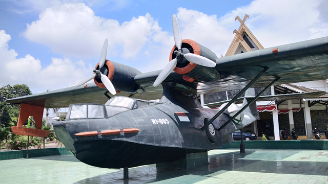 Replika Pesawat Catalina RI 005 yang dipajang di halaman Museum Perjuangan Rakyat Jambi. (Foto: M Sobar Alfahri/Jambikita.id) 