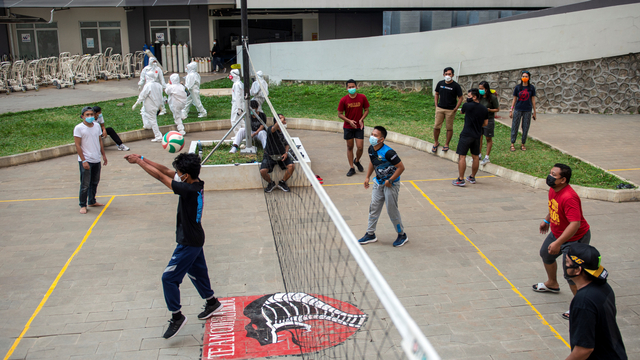 Sejumlah pasien yang terkonfirmasi positif COVID-19 bermain bola voli di RSDC Wisma Atlet, Kemayoran, Jakarta, Selasa (17/8/2021). Foto: M Risyal Hidayat/ANTARA FOTO