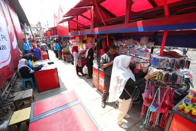 Studi Formulasi Kebijakan Publik Terhadap Pedagang Kaki Lima di Kota Bandung (78245)
