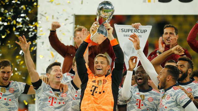 Pemain Bayern Muenchen merayakan kemenangan Piala Super DFL dengan trofi di Signal Iduna Park, Dortmund, Jerman, Selasa (17/8). Foto: Leon Kuegeler/REUTERS