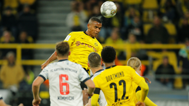 Pemain Borussia Dortmund Manuel Akanji beraksi saat melawan Bayern Muenchen di Signal Iduna Park, Dortmund, Jerman, Selasa (17/8). Foto: Leon Kuegeler/REUTERS