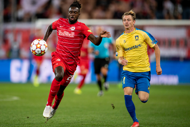 Pemain Salzburg Oumar Solet beraksi dengan Pemain Broendby Simon Hedlund pada pertandingan Leg Satu Play-Off Liga Champions UEFA, Selasa (17/8). Foto: Daniel Kopatsch/Getty Images