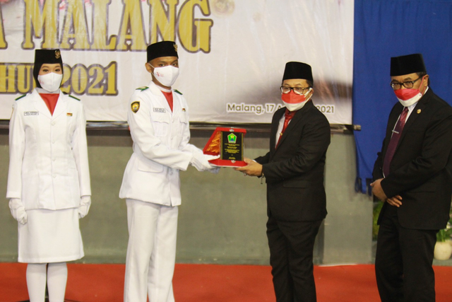 Wali Kota Sutiaji memberikan cindera mata perwakilan Paskibraka Kota Malang. dok