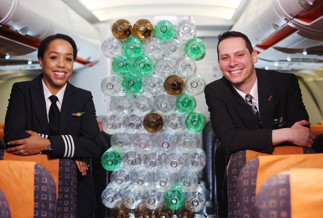 Keren! Seragam Baru Pilot dan Awak Kabin easyJet Terbuat Dari Botol Plastik (89666)