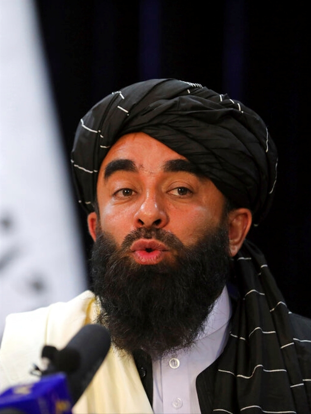 Juru bicara Taliban Zabihullah Mujahid berbicara pada konferensi pers pertamanya, di Kabul, Afghanistan, Selasa (17/8/2021). Foto: Rahmat Gul/AP Photo