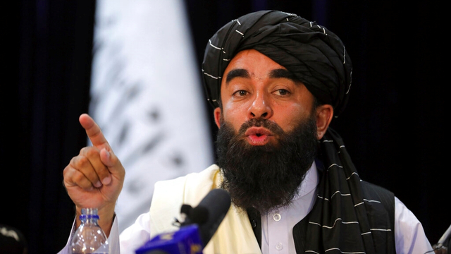 Juru bicara Taliban Zabihullah Mujahid berbicara pada konferensi pers pertamanya, di Kabul, Afghanistan, Selasa (17/8/2021). Foto: Rahmat Gul/AP Photo