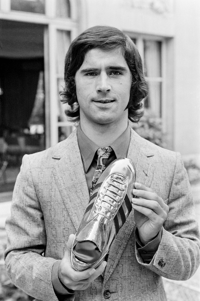Gerd Mueller saat menerima sepatu emas pada 22 September 1972. Foto: AFP