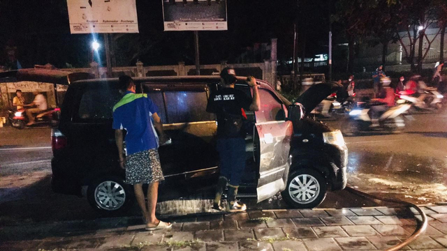 Mobil Suzuki APV terbakar di Jalan Ki Hajar Dewantara, Kota Solo, Selasa malam (17/08/2021). (FOTO: istimewa)
