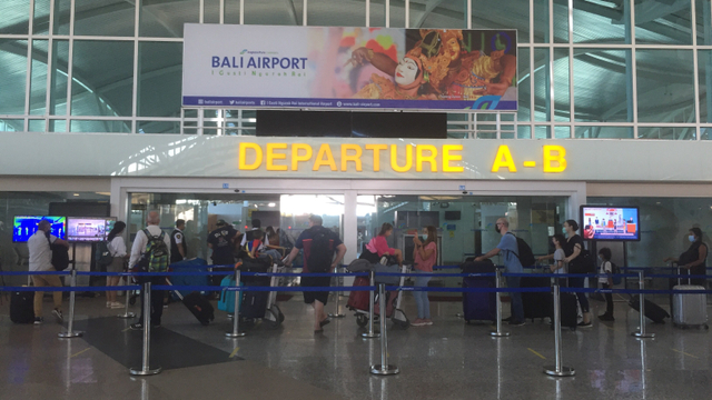 Suasana eksodus WN Australia di Bandara Ngurah Rai. Foto: Denita BR Matondang/kumparan