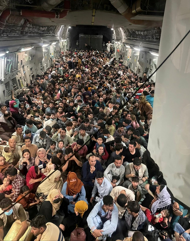 Pengungsi Afghanistan memadati pesawat angkut C-17 Globemaster III Angkatan Udara AS yang membawa sekitar 640 warga Afghanistan ke Qatar dari Kabul, Afghanistan, Minggu (15/8/2021). Foto: Defense One via Reuters 
