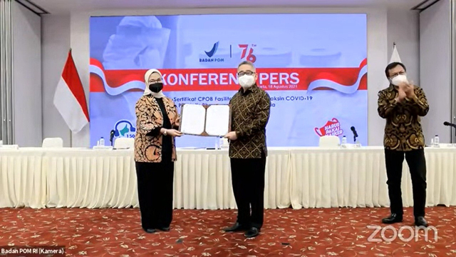 BPOM serahkan sertifikat CPOB kepada PT Biotis Pharmaceuticals Indonesia, Rabu (18/8). Foto: YouTube/BPOM RI