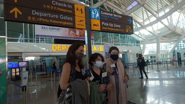 Sejumlah warga Australia yang bersiap berangkat pulang dari Bandara Ngurah Rai, Bali - IST