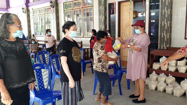 Anggota DPR RI, Adriana Dondokambey membagikan bantuan sembako untuk warga di Likupang Timur
