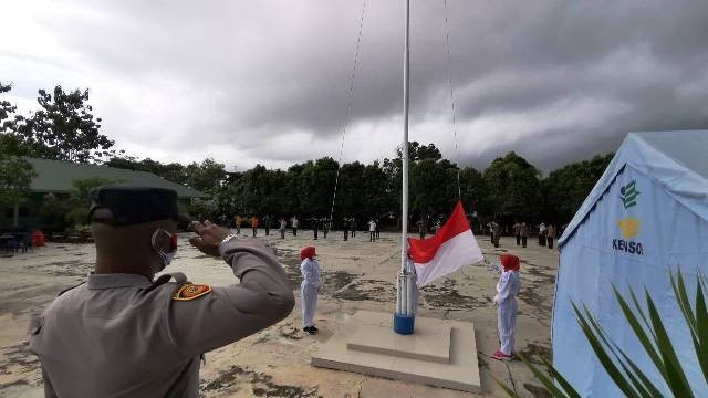 Upacara bendera peringatan kemerdekaan RI di karantina terpadu Covid-19, Karimun. (Foto: Edo/batamnews)