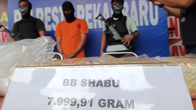 KH, kurir Narkoba membawa 8 Kg jenis sabu saat ekspose kasusnya di Mapolresta Pekanbaru, Rabu (18/8/2021). Ia berhasil membawa sabu-sabu seberat 52 Kg dengan tiga kali bawa.  