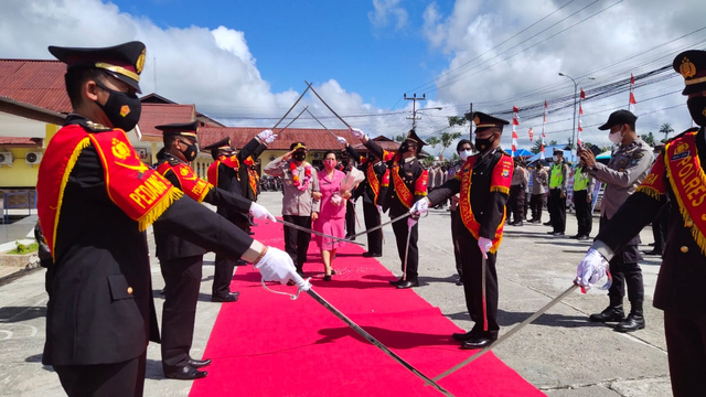 Upacara pedang pora pisah sambut Kapolres Sorong Selatan