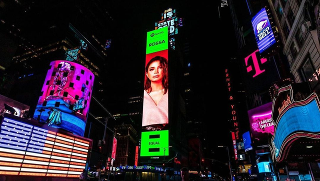 Wajah Rossa terpampang di billboard di kawasan Times Square, New York, Amerika Serikat. Foto: Instagram/itsrossa910