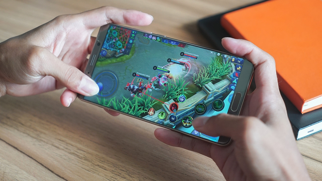 Ilustrasi Memainkan Mobile Legends (Sumber: Pixabay)