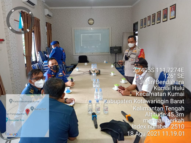 Tim SAR melakukan rapat Koordinasi dalam upaya pencarian kapal ikan KM Putri Ayu III. Foto: IST.