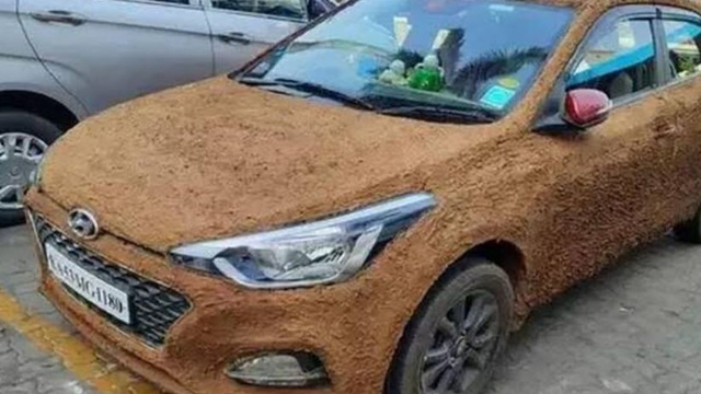 Mobil yang dilumuri dengan kotoran sapi dengan alasan biar mobil tetap adem tanpa menggunakan AC. Foto: Istimewa