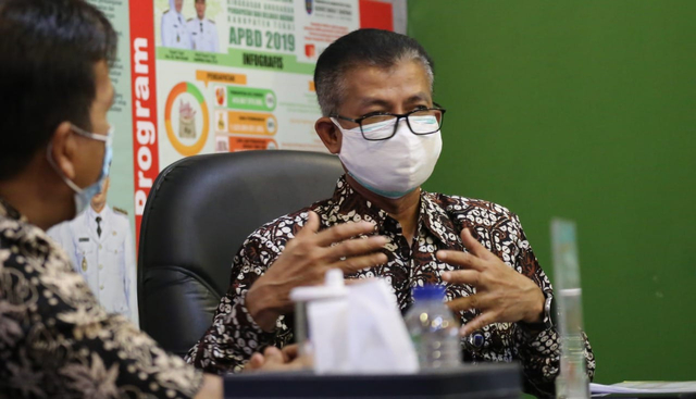 Kepala Dinas Kesehatan Hendadi Setiaji (kanan) saat mengisi acara Podcast Humas Pemkab Tegal, Kamis (29/07/2021).