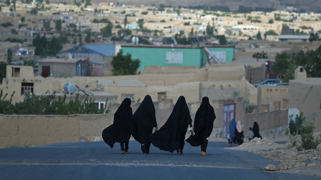 Wanita berjalan melalui jalan di Ghazni. Foto: Wakil Kohsar / AFP