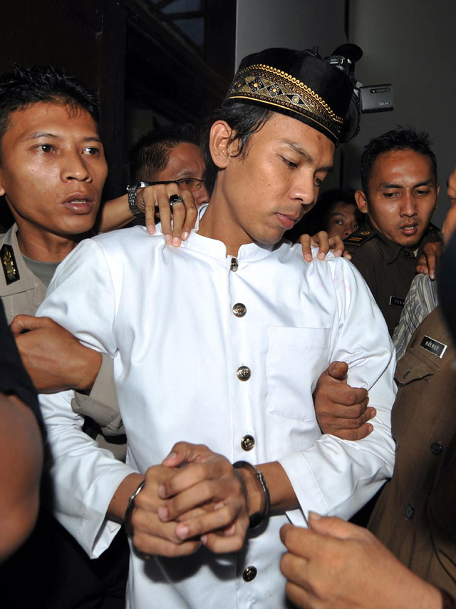 Pembunuh berantai Indonesia Verry Idham Henyansyah yang dikenal sebagai Ryan, ditangkap polisi setelah pengadilan negeri di Depok menjatuhkan hukuman mati pada 6 April 2009. Foto: Bay Ismoyo/ AFP